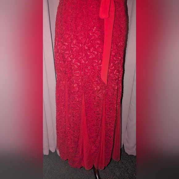 Chic Strapless Red Lace Dress - Picture 4 of 12